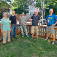 Gemeinsam den Gartenzaun streichen!